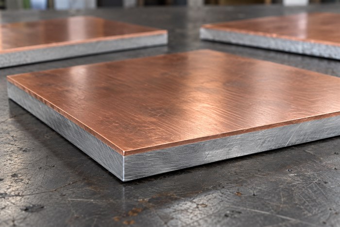 Copper and aluminium layers at the edge of a bimetal sheet